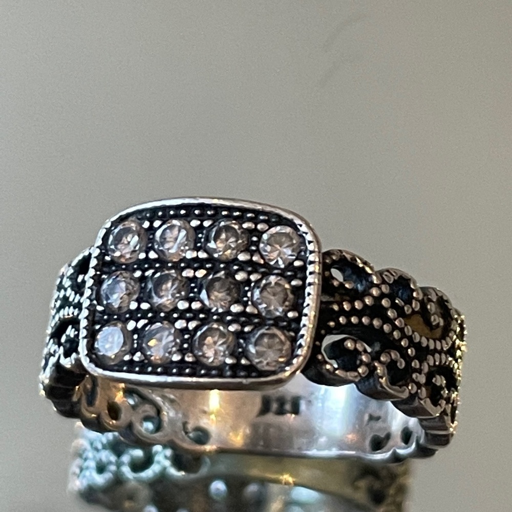 Beautiful antique style sterling silver ring